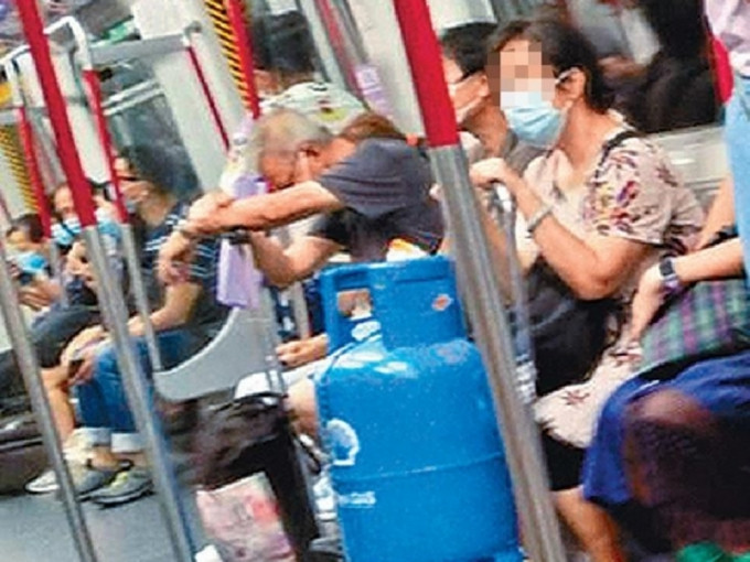 ﻿本周二有婦人攜石油氣罐搭港鐵，乘荃灣線往葵芳站下車。