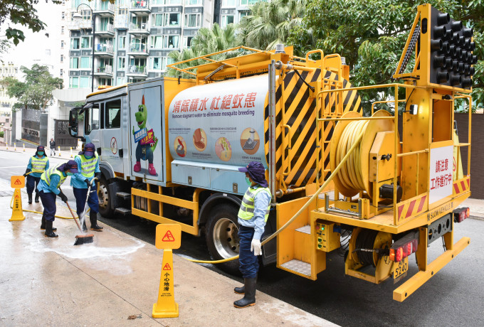 清潔工人在各區加強清潔街道。