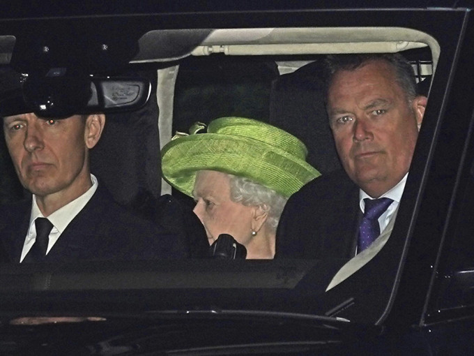 英女皇伊利沙伯二世出席兩名曾孫的洗禮後坐車離開。AP圖片