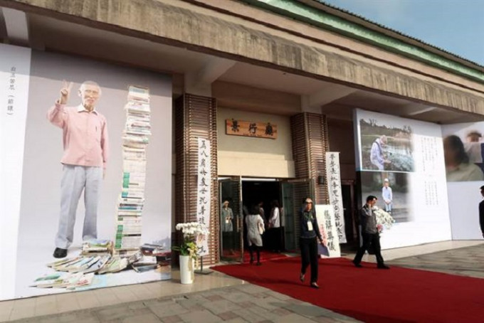 詩人余光中告別式在高雄市第一殯儀館景行廳舉行。