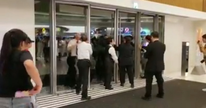 马鞍山新港城职员拦阻警察进入。网上截图