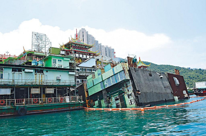 香港仔珍寶海鮮舫靠泊在旁的廚房船入水傾側。