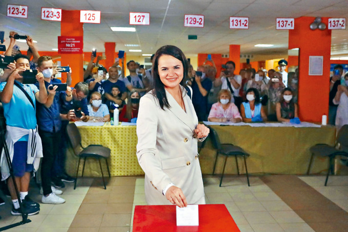 ■季哈諾夫斯卡婭，昨日在首都明斯克的票站投票。