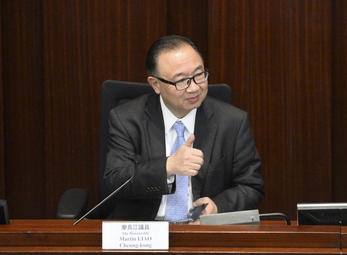 廖長江就自己提出的《議事規則》修訂進行解釋。
