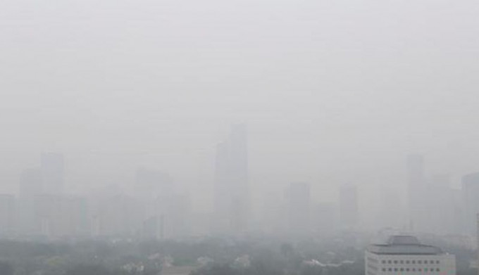 北京市零时启动空气重污染黄色预警。　