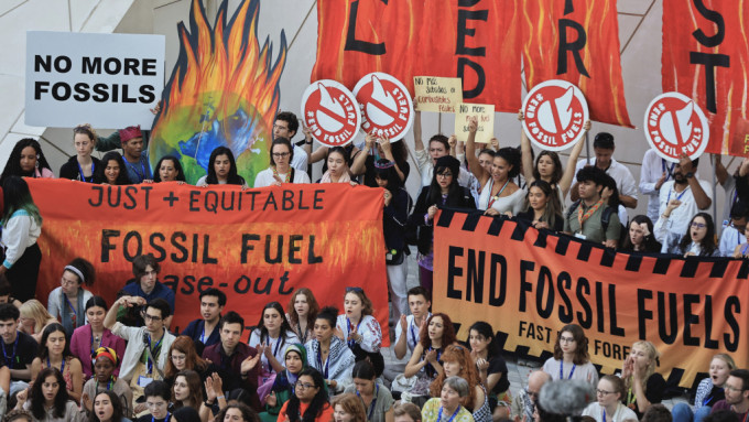 大批示威者聚集在COP28會場外示威，要求停用石化燃料。 路透社