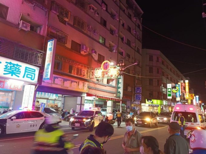 台中市晚上懷疑發生隨機斬人案，多輛警車停在案發地點。網圖
