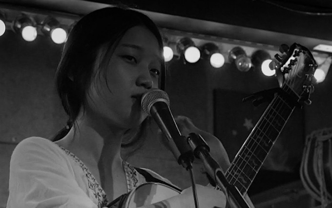 韩国独立乐队Doma的女主音Kim Doma今日传出死讯。
