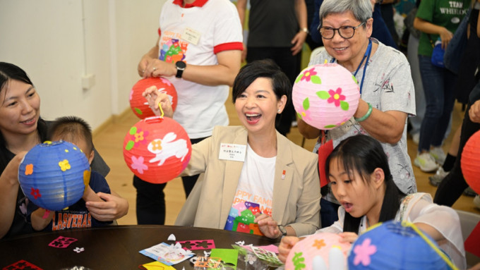 何永賢到訪過渡性房屋與居民提早迎月 喜見鄰里關係緊密和諧