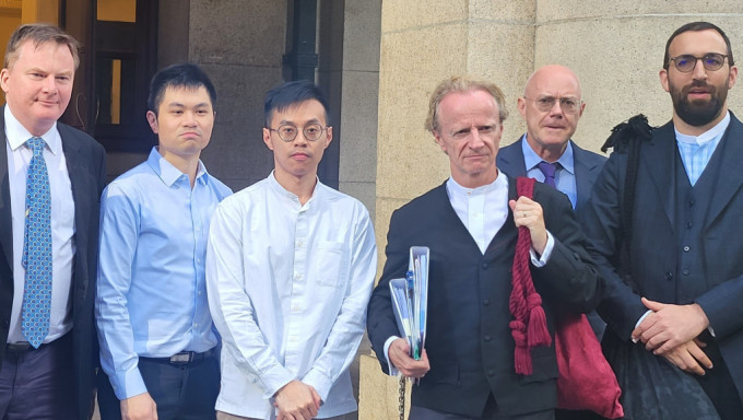 兩名答辯人 Infinger Nick（左二）李亦豪（左三）和卸用大律師Timonthy Otty（右三）。王仁昌攝