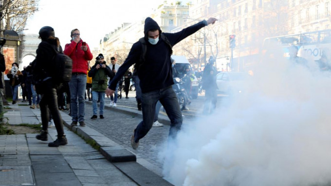 警方发射催泪弹驱散示威者。AP