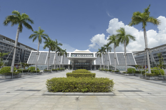 香港大学深圳医院位于福田区海园一路。