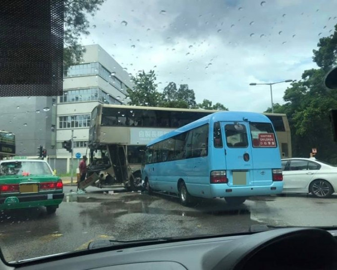 3車相撞後橫亙在馬路中。圖：網民Ayumi Peggy‎Tai Po