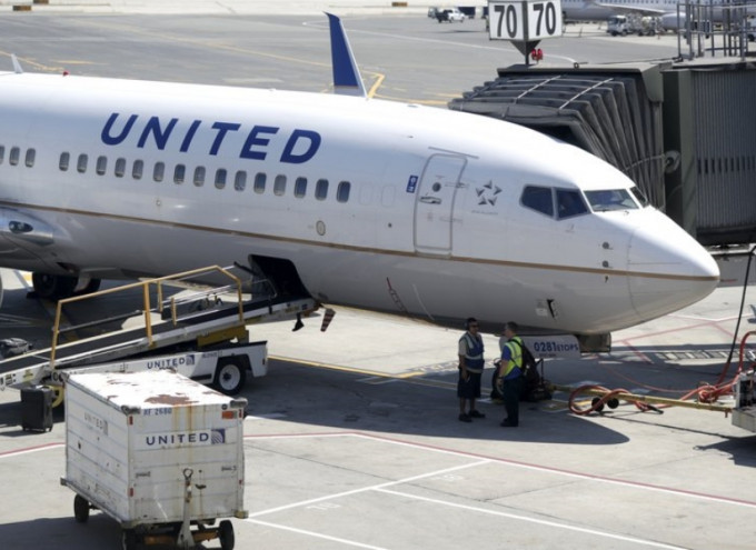 美国联合航空公司准备推行有史以来最大规模的裁员及机师放无薪假计画。AP资料图片