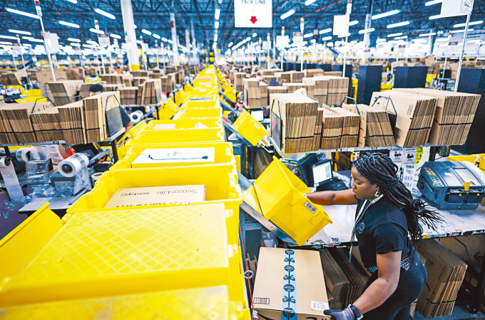 ■亚马逊员工在纽约市史丹顿岛的货物配送中心工作。