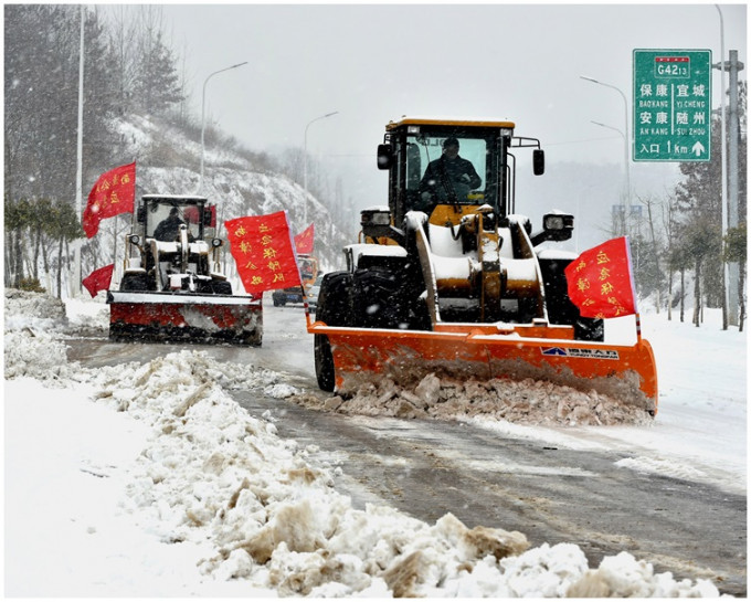 当局派员用铲雪机除冰扫雪。 新华社