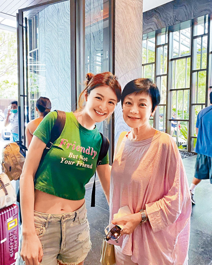 陈欣妍三遇张艾嘉后，终于鼓起勇气求合照。