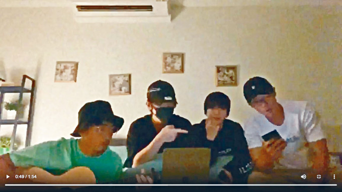 姜濤(左二)與Anson(右二)、Stanley(右一)合體演唱小鬼的歌曲,表達對他的敬意。
