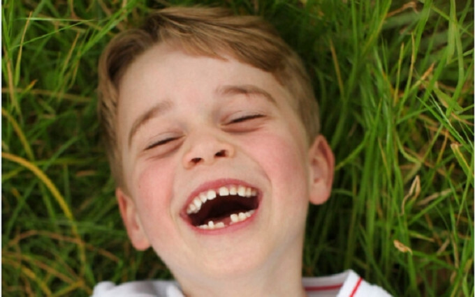 喬治6歲生日缺牙萌笑照由母親凱特王妃操刀。AP圖片