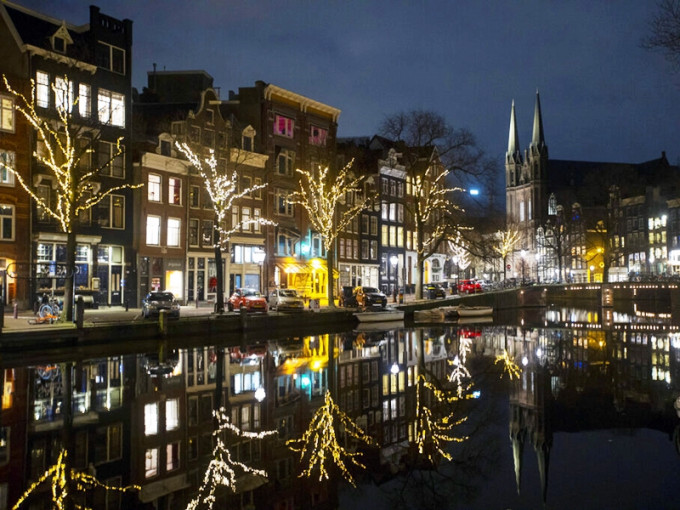 荷蘭首都阿姆斯特丹議員通過在市內覓地重置紅燈區。AP圖片