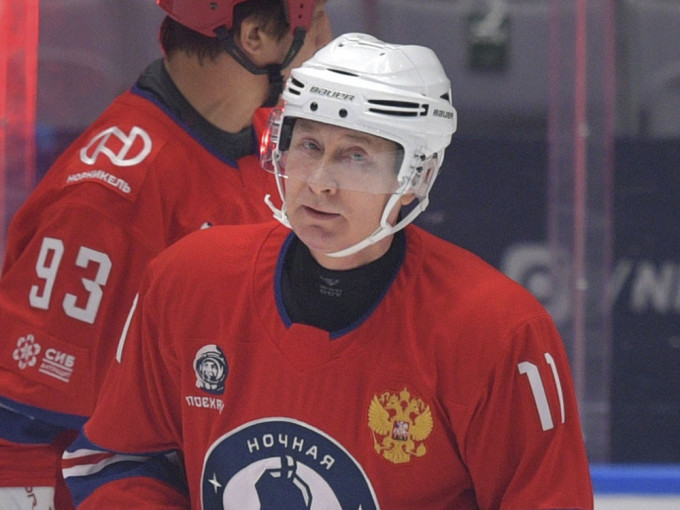 普京参加全俄夜间冰球联赛，一人独进8球。AP图片