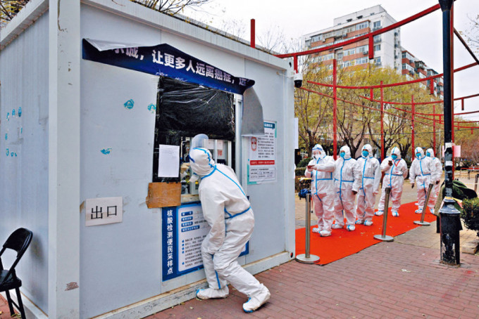北京「大白們」排隊接受核酸檢測。