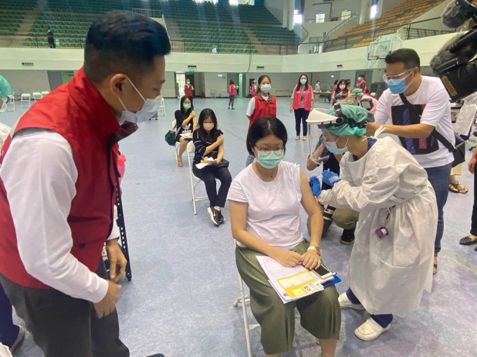 台湾为民众安排接种阿斯利康疫苗。网上图片