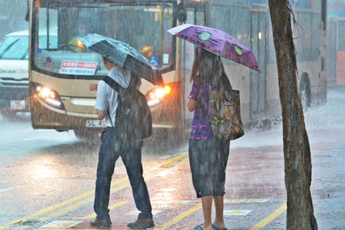 一道低压槽会在下周初至中期为华南带来大骤雨及雷暴。资料图片