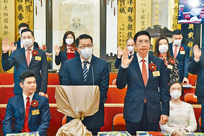 东华三院壬寅年董事局主席马清扬先生（第一排右二）联同其他董事局成员宣誓就职。