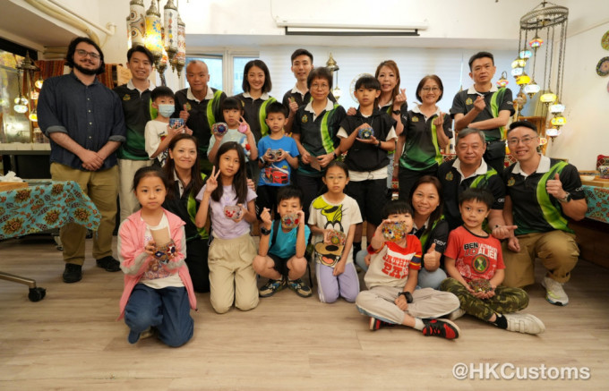 海關義工隊帶領苗圃小朋友體驗藝術創作。香港海關fb