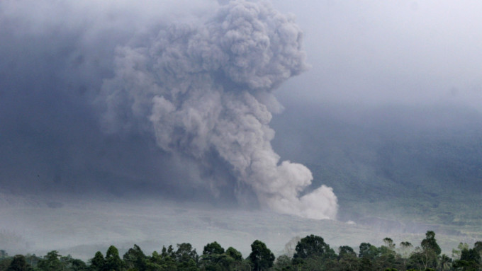 塞梅鲁火山周日凌晨至早上爆发。AP