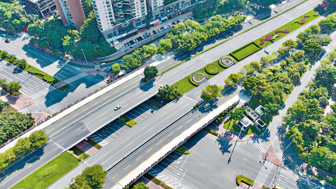深圳多区封控，路面行人、行驶车辆稀少。