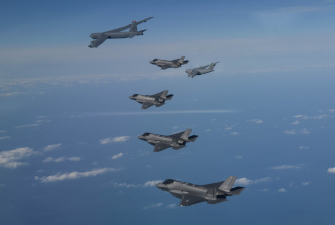 美国和南韩周一展开大规模联合空中军演。路透社