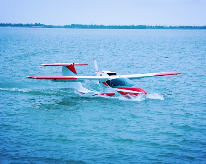 「风翎号」在浦东滴水湖完成首次飞行。网图