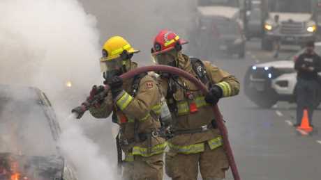 加拿大卑诗省的消防员，正在为汽车灭火。网上图片