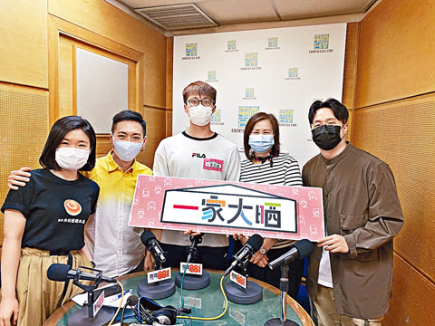 ■坤哥（中）帶埋媽媽（右二）上電台受訪。