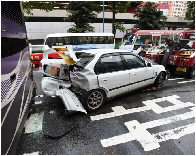 私家車車尾凹陷。