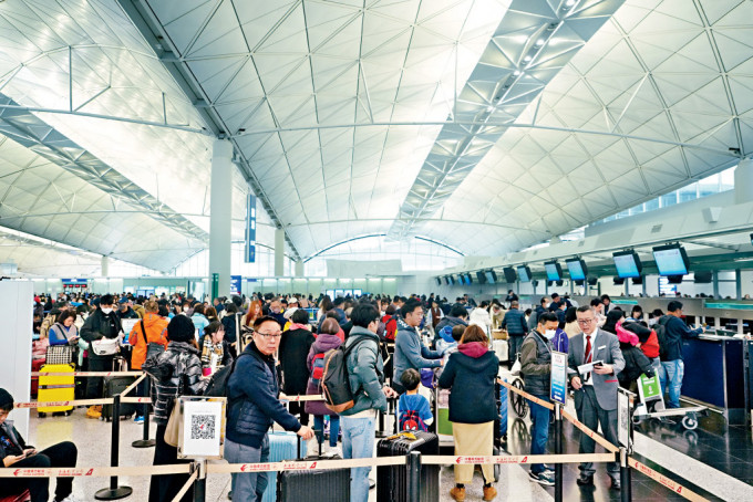 聖誕長假期昨日開始，近60萬人次出境外遊，機場人頭湧湧。