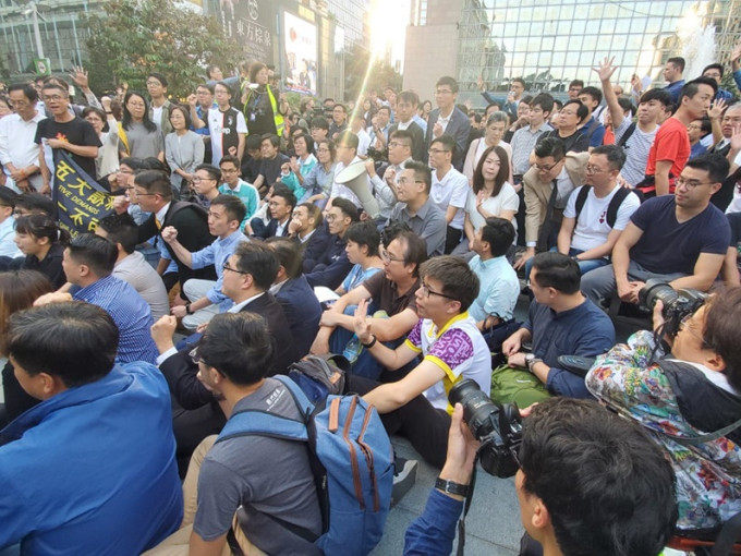 民主派區議會當選人發起集會,聲援理大內的示威者。