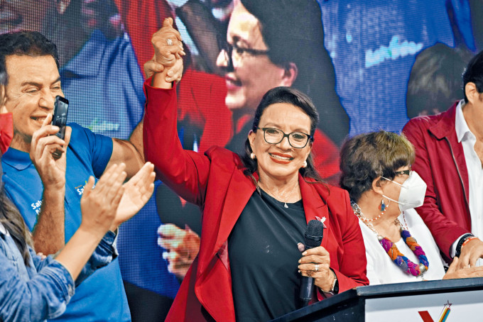 洪都拉斯左派候選人希奧瑪拉．卡斯特羅慶祝初步點票大幅領先。