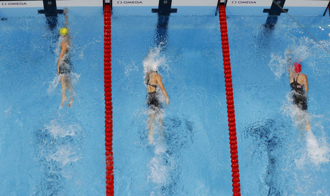 女子一百米自由泳，何詩蓓(中)以次名衝線。Reuters