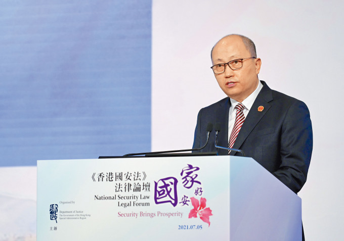 国安公署署长郑雁雄昨在《香港国安法》法律论坛上致开幕词。
　　