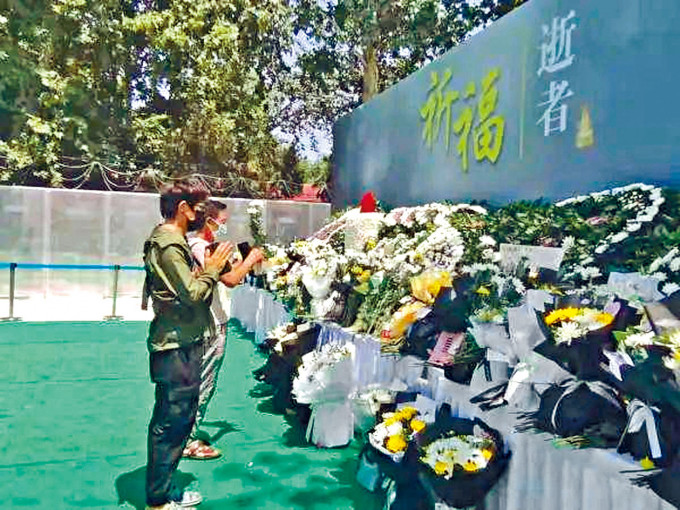 ■鄭州官方設置悼念區為向地鐵罹難者致哀。