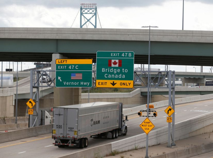 大使桥连接美国密歇根州底特律和加拿大安大略的温莎。