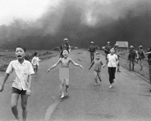 9歲越南女童潘金馥一絲不掛逃避炮火的照片成為歷史見證。AP