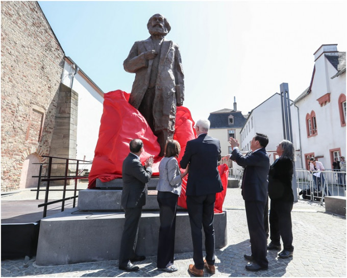 馬克思雕像在德國特裏爾揭幕。 新華社