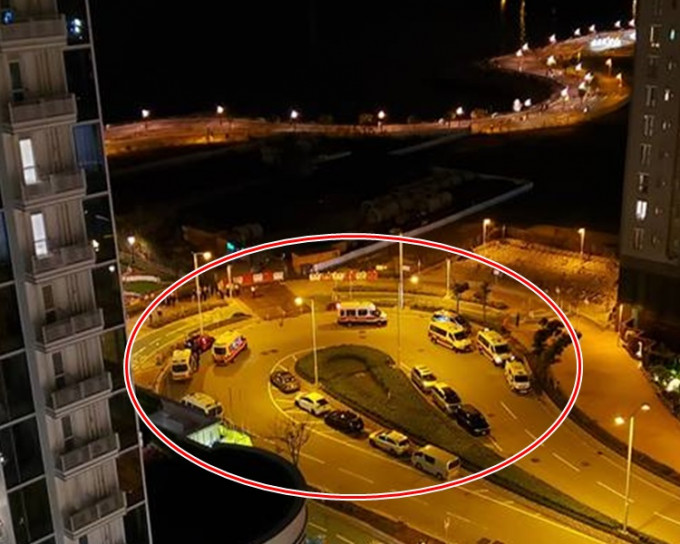 警方派出至少7輛警車到場調查（紅圈示）。fb「‎將軍澳」網民Wa Iu相片