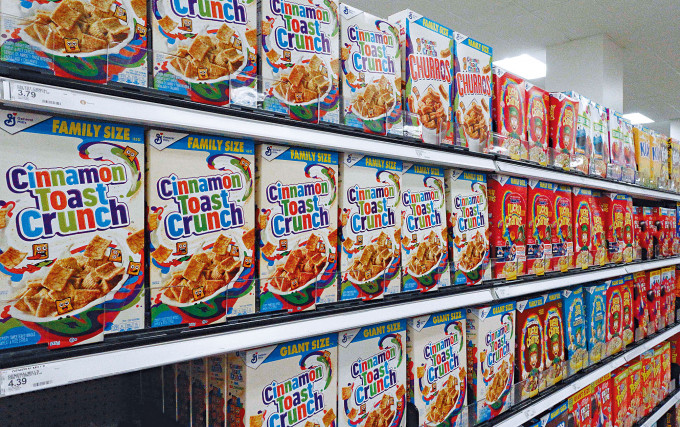 ■美国维珍尼亚州阿灵顿市一家超市的货架，上周五摆满通用磨坊的盒装谷麦片。