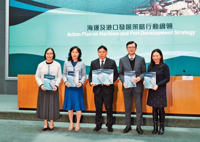 运输局发表《海运及港口发展策略行动纲领》。局长林世雄（中）、发展专员陈婉雯（右一）。