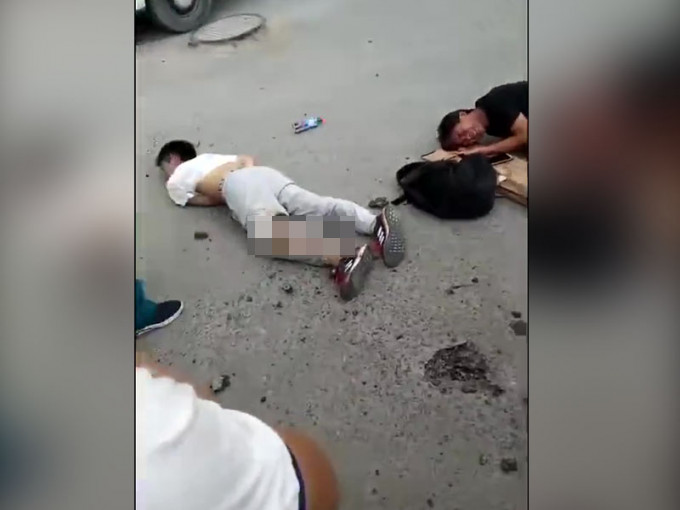河南郑州遭遇雷雨大风天气，两名过路男子遭雷电劈倒，其中一男子当场死亡，另一男子受伤。（网图）